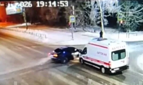  Скорая врезалась в столб после столкновения с легковым автомобилем в Архангельске