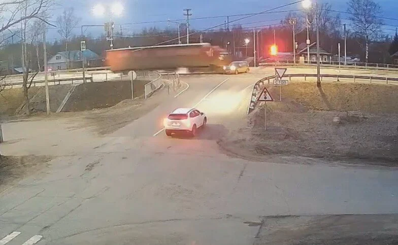  Фура и легковой автомобиль столкнулись на трассе М-8