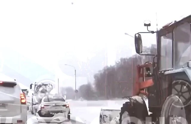  &laquo;Пытался протиснуться между потоком машин&raquo;: легковушка лишилась бампера в ДТП под Нижним Новгоро