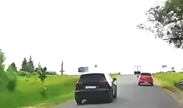  Опасный обгон едва не привёл к лобовому столкновению на встречной полосе