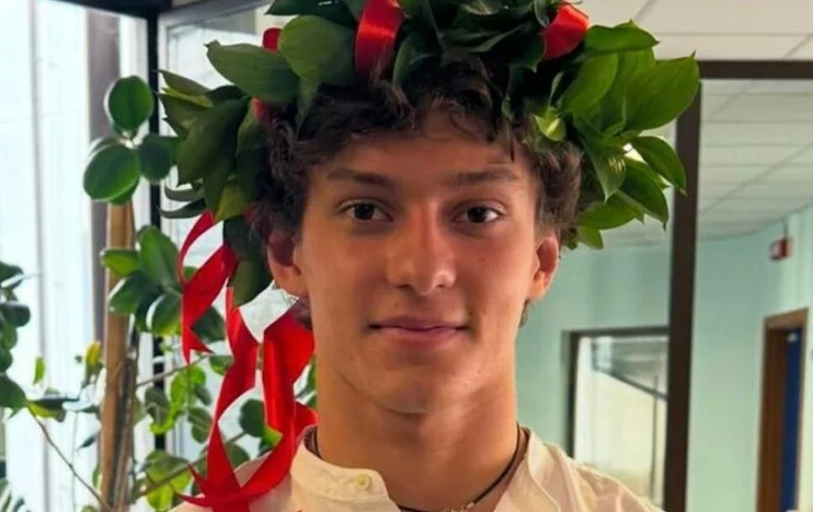 Андреа Кими Антонелли окончил школу