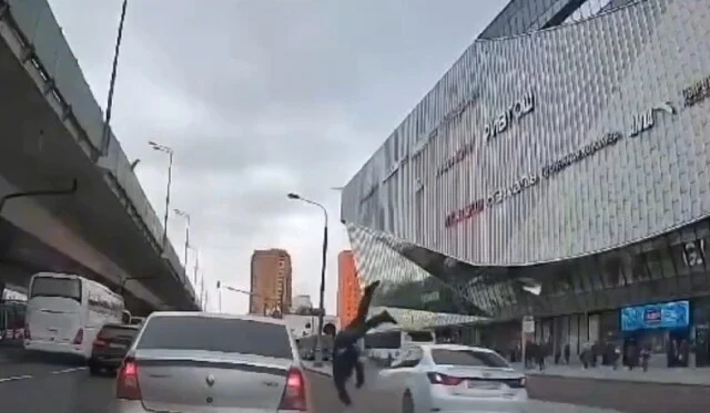  Момент ДТП на Щелковском шоссе: пассажир вышел из машины и был сбит другим автомобилем