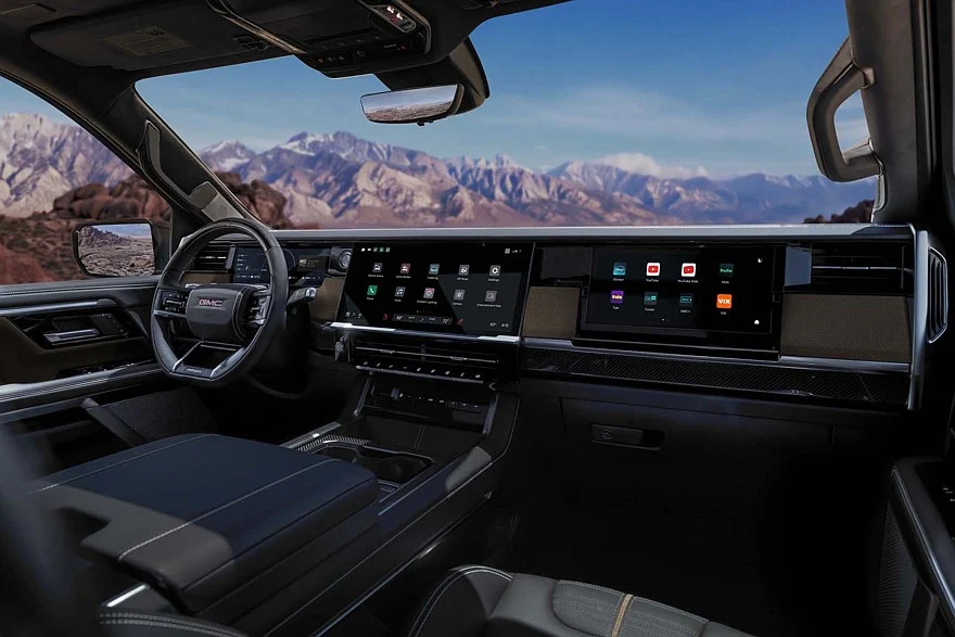 На фото: салон обновлённого пикапа GMC Sierra 1500 в версии AT4X
