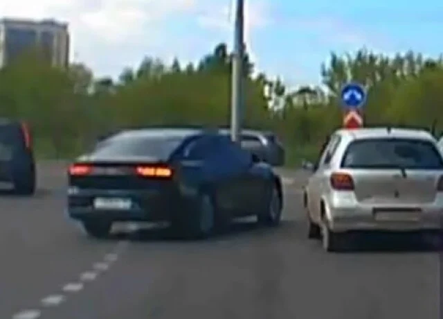  В Красноярске водитель седана пытался съехать с кольца с левой полосы и устроил ДТП