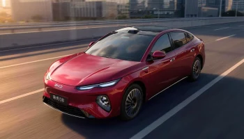 Флагманский седан BYD Seal 08 предложен с несколькими вариантами техники, есть полный привод