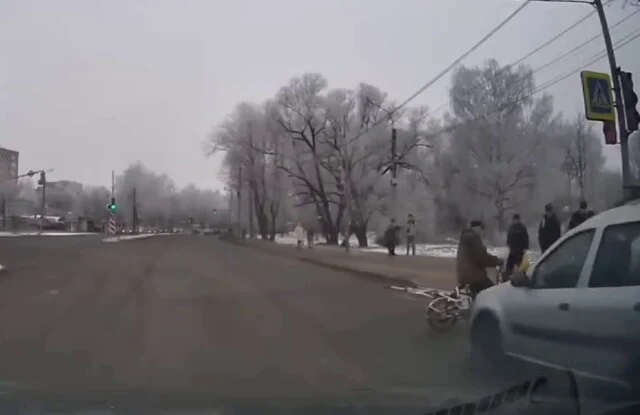  В Ярославле легковой автомобиль сбил велосипедиста, который двигался на красный