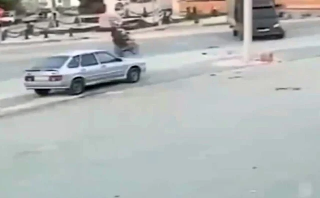  &laquo;Водитель &laquo;Газели&raquo; при повороте налево не уступил дорогу мотоциклу&raquo;: камера запечатлела момент Д