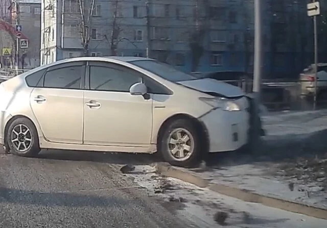  В Красноярске пьяный водитель &laquo;Приуса&raquo; не вписался в поворот и врезался в столб