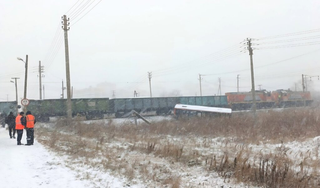 &amp;#171;Протащил несколько десятков метров&amp;#187;: автобус столкнулся с поездом в Хабаровске