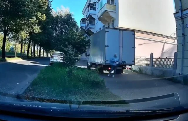  В Коломне водитель &laquo;Газели&raquo;, двигаясь по&nbsp;задним ходом по тротуару, сбил женщину