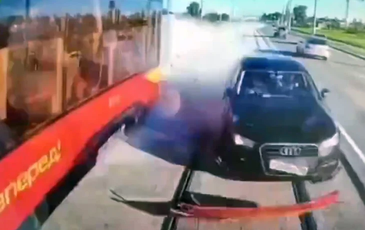  &laquo;Опаздывал на тренировку&raquo;: в Верхней Пышме водитель на большой скорости столкнулся с двумя трамв