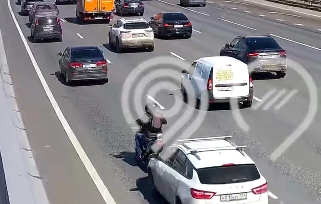  На МКАД водитель легкового автомобиля отвлекся на телефон и въехал в мотоцикл