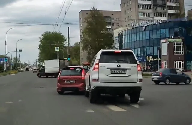  Водитель внедорожника скрылся с места ДТП на перекрестке в Новгороде