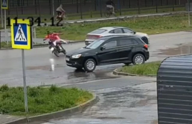  В Новосибирской области курьер на самокате пытался проехать по пешеходному переходу и столкнулся