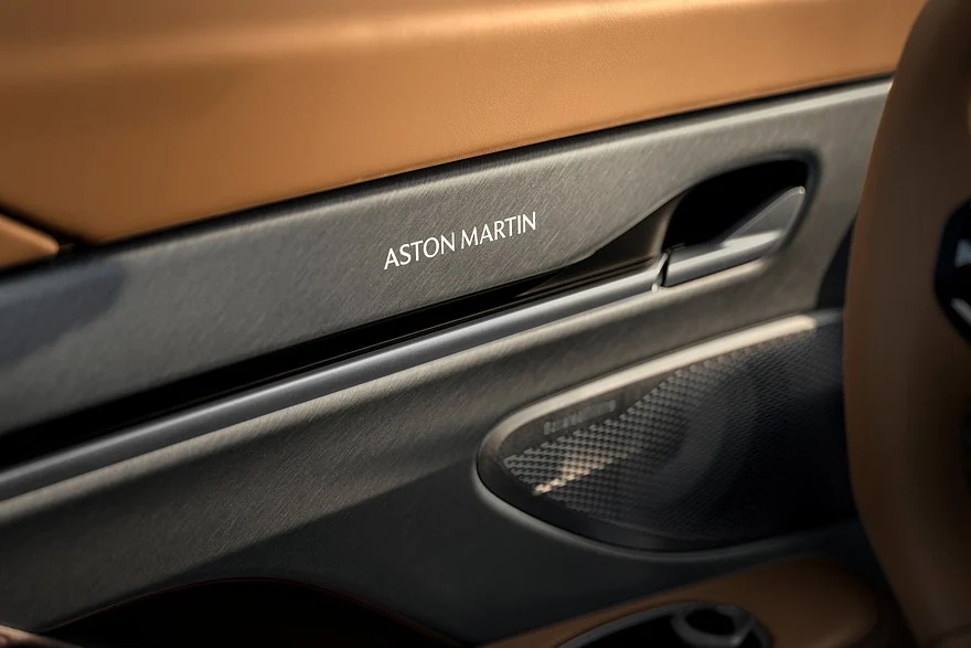 На фото: салон Aston Martin Vanquish Volante 25