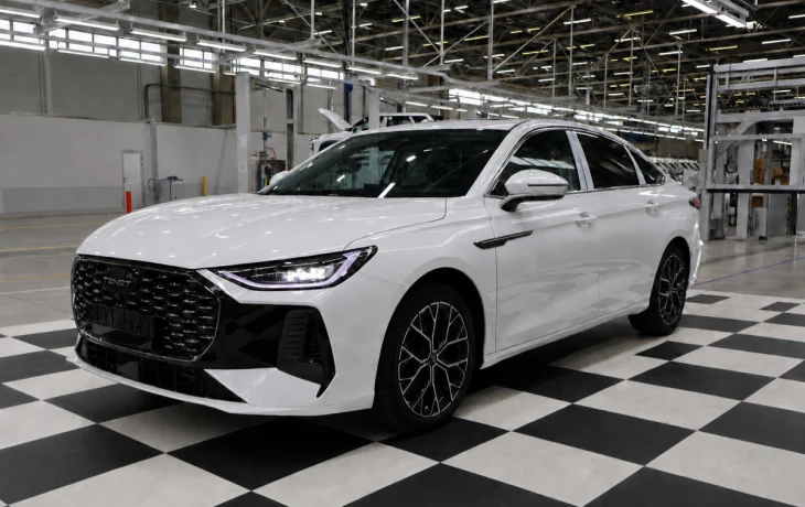 На заводе в Санкт-Петербурге стартовало серийное производство бизнес-седана Tenet A8