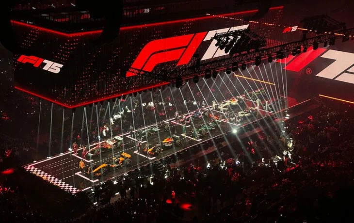 Стендап, свист в адрес Ферстаппена и стартовая решётка. Как прошла презентация F1 75 Live