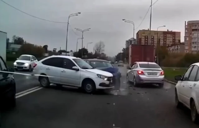  &laquo;Не вписался в поворот&raquo;: три авто столкнулись на улице 50 лет ВЛКСМ в Тюмени