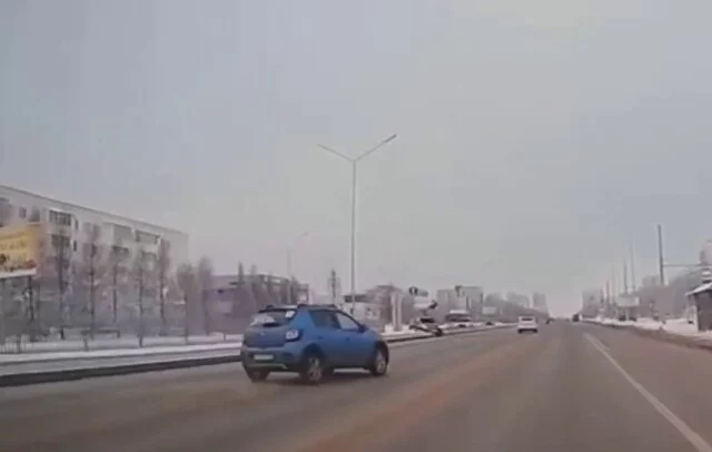  Авария в Набережных Челнах: Renault Sandero перелетел через разделительную полосу и оказался во 