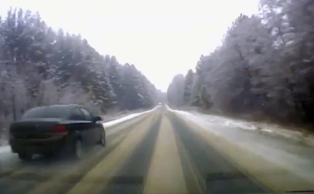  &laquo;Опель&raquo; с семьёй вылетел в кювет под Асбестом