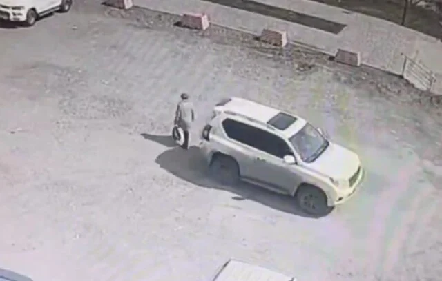  В Петропавловске-Камчатском внедорожник при движении задним ходом сбил пожилую женщину