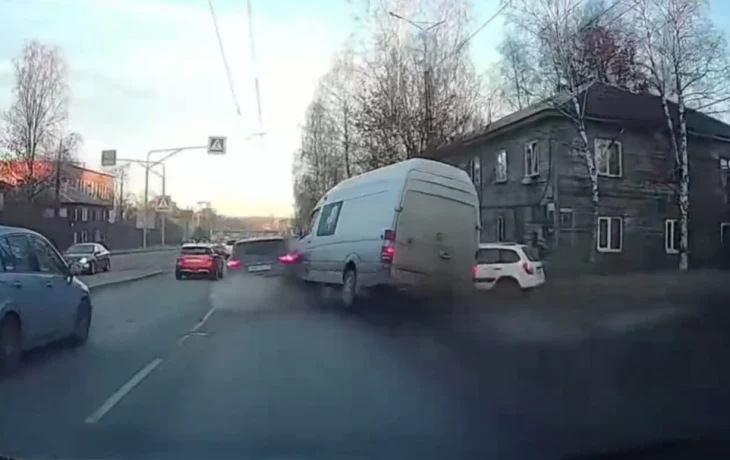  Микроавтобус и легковой автомобиль столкнулись на&nbsp;улице Чапаева в&nbsp;Петрозаводске
