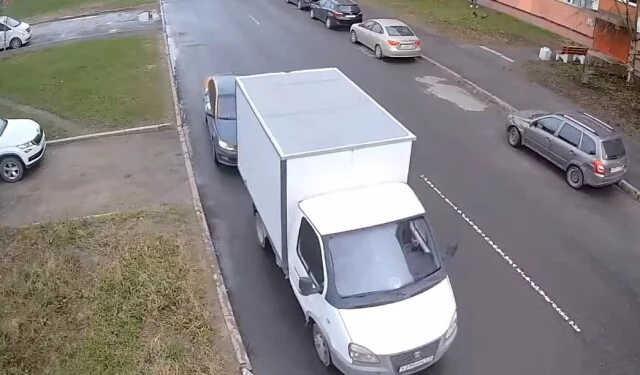  В Петербурге &laquo;Газель&raquo; пытались завести при помощи каршерингового автомобиля