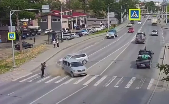  &laquo;Едва не сбили пешехода&raquo;: две &laquo;Тойоты&raquo; столкнулись перед пешеходным переходом в Южно-Сахалинске