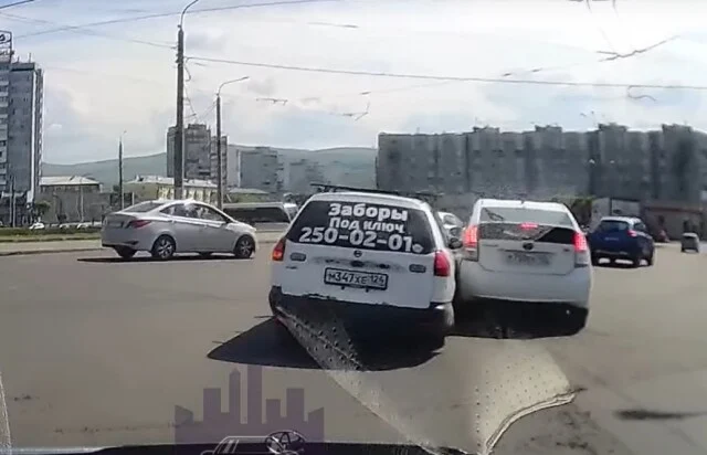  Момент ДТП на перекрестке в Красноярске: водитель не посмотрел вперёд и въехал в автомобиль