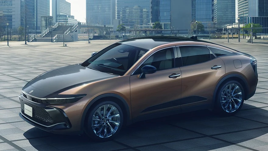 На фото: актуальный Toyota Crown Crossover