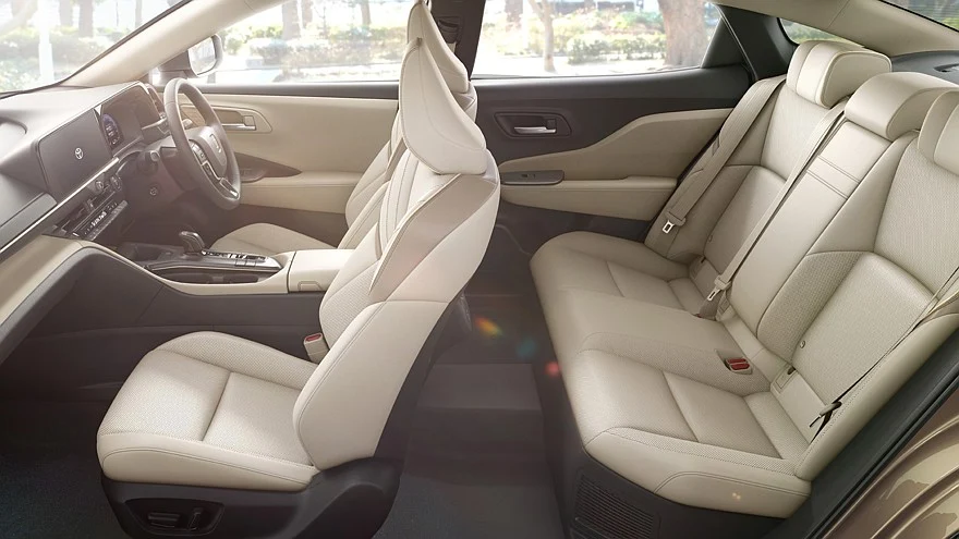 На фото: салон актуального седана Toyota Crown Crossover