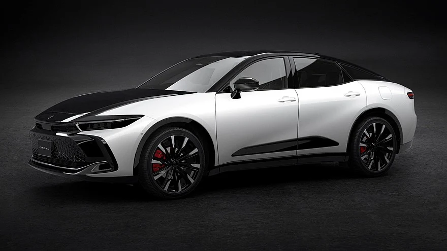 На фото: прототип обновленного седана Toyota Crown Crossover