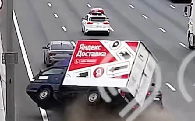  Фургон опрокинулся в результате ДТП на МКАД