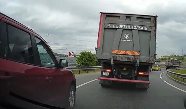  &laquo;Ты в меня въехал&raquo;: два водителя не поделили полосу в Петербурге