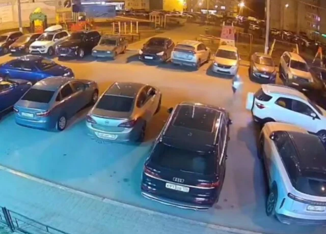 В Воронеже мальчик выбежал из-за припаркованного кроссовера и попал под колеса автомобиля