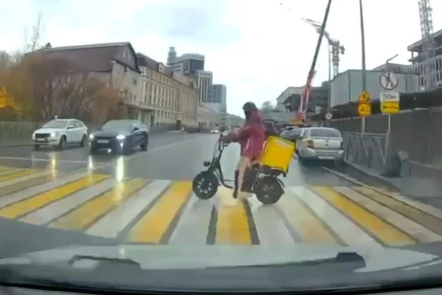  В Казани водитель &laquo;Гранты&raquo; проехал на красный и сбил курьера на электровелосипеде