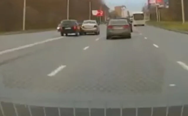  Volkswagen вытолкнул &laquo;Калину&raquo; на встречную полосу в Чебоксарах