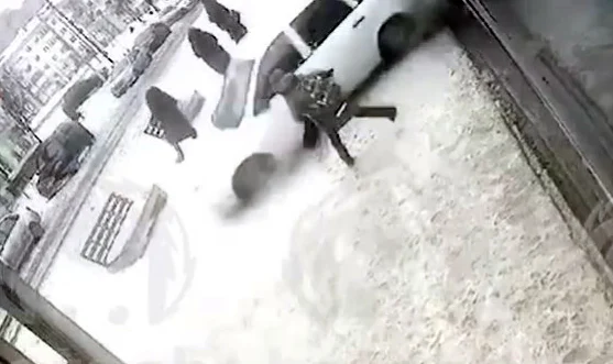  В Уфе пьяный водитель &laquo;Лады&raquo; протаранил автобус и сбил школьника на остановке