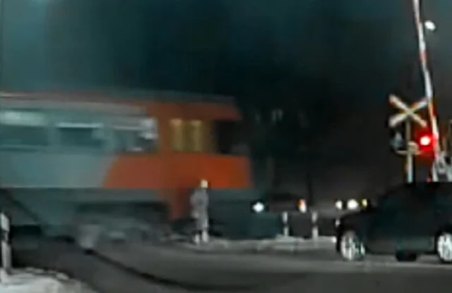  Очень повезло: в Чебоксарах женщина едва не попала под поезд