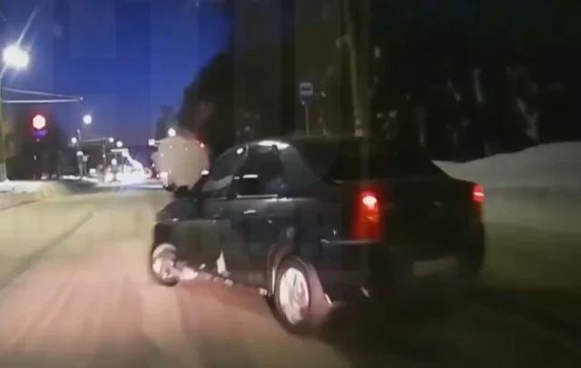  В Кирове водитель &laquo;Логана&raquo; пытался развернуться и столкнулся с попутным авто