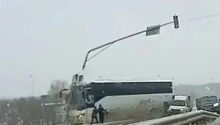  Момент ДТП в Калужской области: автобус снёс столб и вылетел в кювет