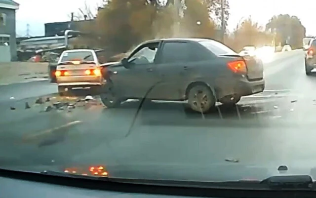  Две &laquo;Лады&raquo; столкнулись на Новозаводской в Тольятти