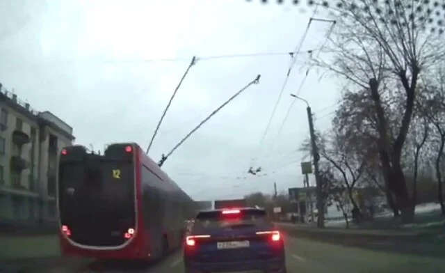  В Челябинске отлетевший от троллейбуса &laquo;башмак&raquo; разбил лобовое стекло автомобиля