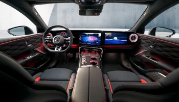 Раскрыт салон нового Mercedes-AMG GT 4-door Coupe: засилье экранов и гламурный потолок