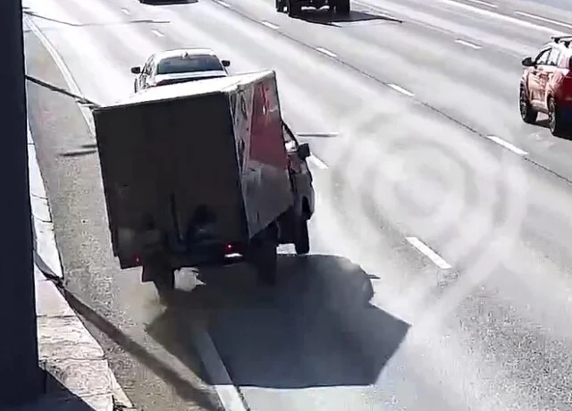  На МКАД водитель фургона не справился с управлением, не удержал машину и опрокинулся