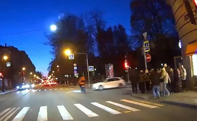  В Петербурге курьер проехал перекресток на красный и был сбит автомобилем
