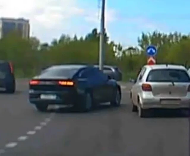  В Красноярске водитель седана пытался съехать с кольца с левой полосы и устроил ДТП