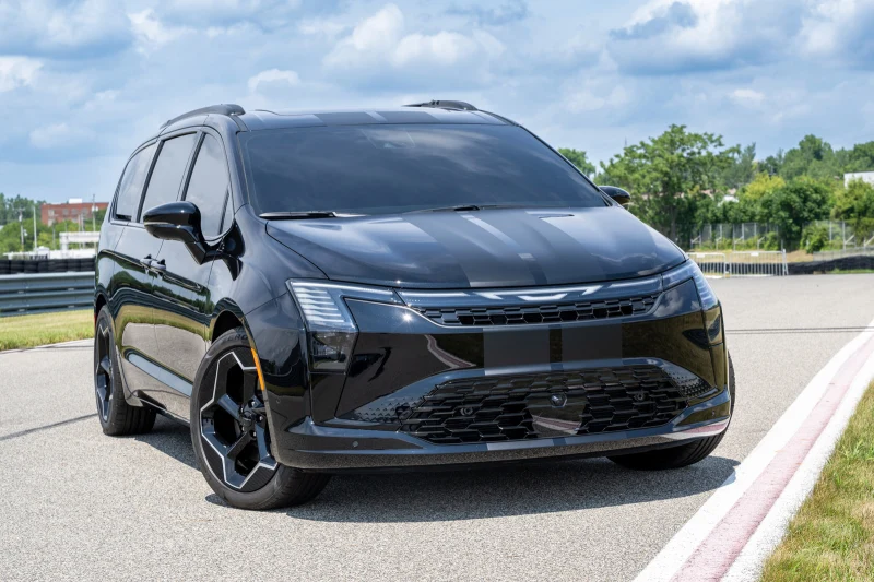 Stellantis подготовил пару концептов на базе обновлённого минивэна Chrysler Pacifica