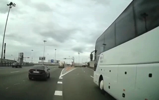  &laquo;Оба поворачивали направо&raquo;: кто был бы виноват в ДТП в Петербурге?