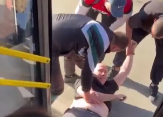  В Барнауле водитель автобуса был жестоко избит безбилетниками